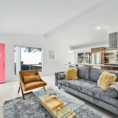Villa The Guava Door - Cheerful Mid-Century - Big Yard, Free Parking